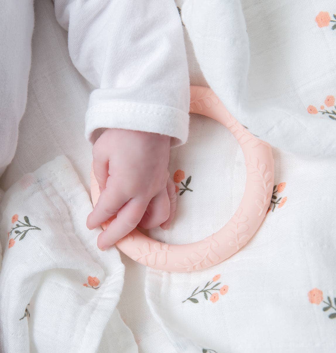 Silicone teether: Leaves - Strawberry Cream